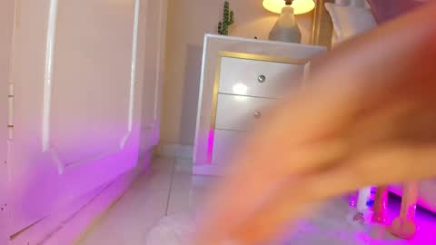 Hi guys i am Zoe  online show from 03-11-25, 05:46