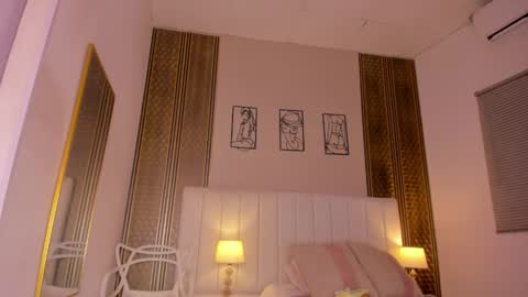 Hi guys i am Zoe  online show from 03-12-26, 11:38