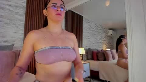 Snapshot of zoehiltonx chatting on 05-30-26, 01:30 zoehiltonx online show from 05-30-26, 01:30
