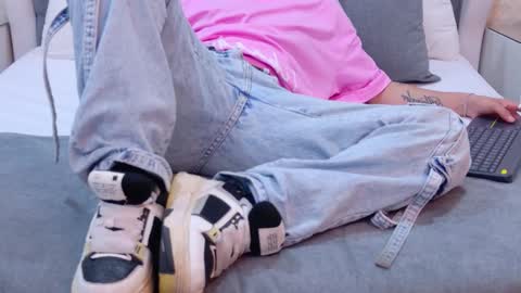 Zoe Krug online show from 10-22-25, 08:08