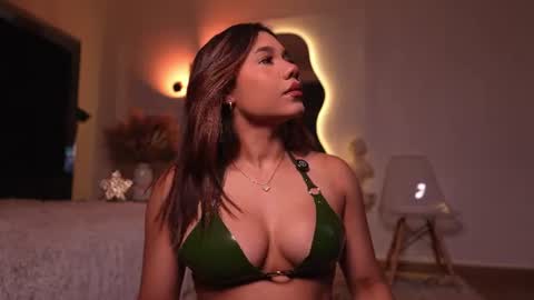 zoevidal_ online show from 06-18-26, 12:09