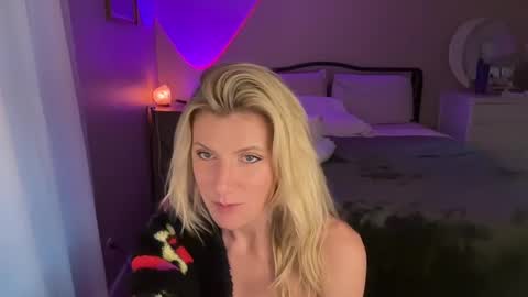 Zoeydanner online show from 12-02-24, 11:29