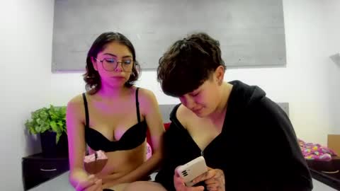 Snapshot of zooble_28 chatting on 07-11-26, 02:20 Nick And Mia online show from 07-11-26, 02:20