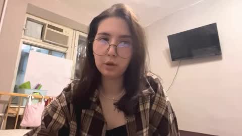 Snapshot of zoraidamorini chatting on 11-13-25, 10:36 Hello My name is Lia im new model here and welcome to little world online show from 11-13-25, 10:36