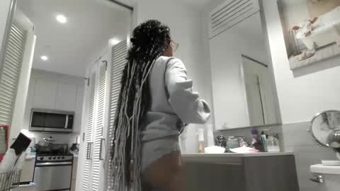 Snapshot of zoravoyce chatting on 09-19-25, 09:15 Treasure Golden online show from 09-19-25, 09:15