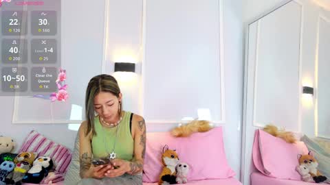 Snapshot of zorravioleta chatting on 04-26-26, 12:36 Violeta online show from 04-26-26, 12:36
