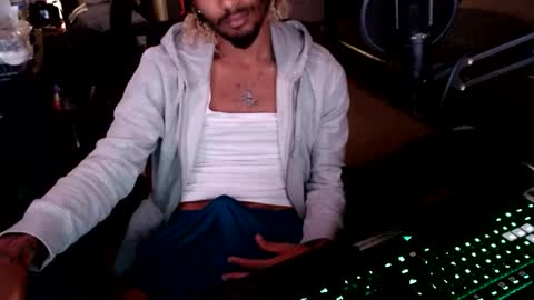 Snapshot of zylr chatting on 10-24-25, 06:21 mixedtwinklol online show from 10-24-25, 06:21