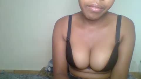 zyraelle_01 online show from 05-17-26, 08:05