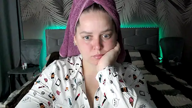 Snapshot of uliastar chatting on 10-07-25, 06:43 uliastar online show from 10-07-25, 06:43