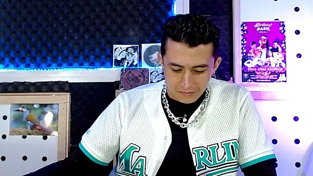 Snapshot of Darko0717 chatting on 01-23-25, 03:43 Darko0717 online show from 01-23-25, 03:43