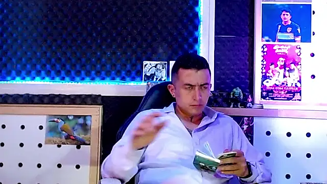 Snapshot of Darko0717 chatting on 02-11-25, 11:33 Darko0717 online show from 02-11-25, 11:33