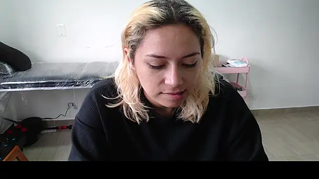 Snapshot of MommyMiaWs chatting on 03-04-25, 12:22 MommyMiaWs online show from 03-04-25, 12:22