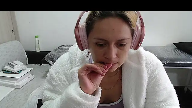 Snapshot of MommyMiaWs chatting on 03-18-25, 05:31 MommyMiaWs online show from 03-18-25, 05:31