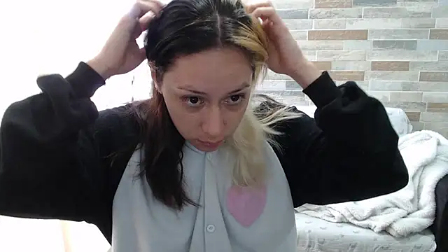 Snapshot of MommyMiaWs chatting on 10-10-25, 12:26 MommyMiaWs online show from 10-10-25, 12:26