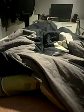 Snapshot of spritzerboy23 chatting on 12-21-25, 10:28 spritzerboy23 online show from 12-21-25, 10:28