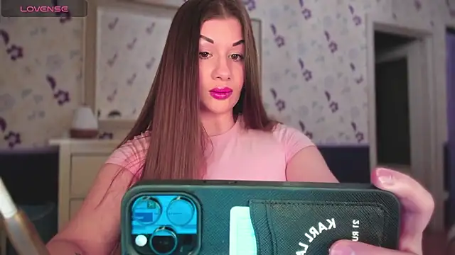 Snapshot of JuicyHelenX chatting on 10-06-25, 03:31 JuicyHelenX online show from 10-06-25, 03:31