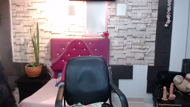 Snapshot of MarianaNight02 chatting on 12-30-24, 11:17 MarianaNight02 online show from 12-30-24, 11:17