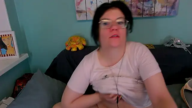 Snapshot of EverlyRays chatting on 03-16-26, 10:19 EverlyRays online show from 03-16-26, 10:19