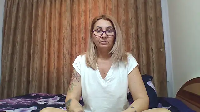 Snapshot of PussyEvely chatting on 01-09-25, 01:24 PussyEvely online show from 01-09-25, 01:24