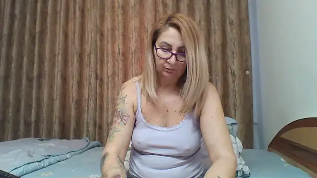 Snapshot of PussyEvely chatting on 02-11-25, 03:08 PussyEvely online show from 02-11-25, 03:08