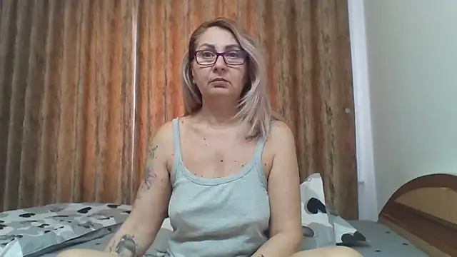 Snapshot of PussyEvely chatting on 03-14-25, 07:04 PussyEvely online show from 03-14-25, 07:04