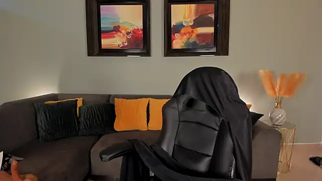 PuiYee online show from 01-20-25, 06:10