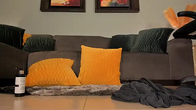 PuiYee online show from 01-21-25, 06:02