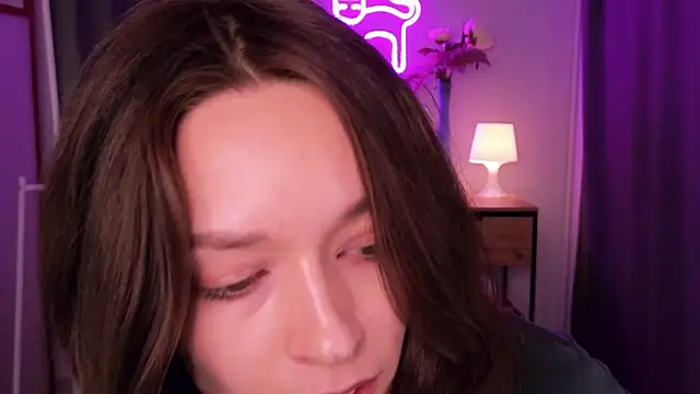 Snapshot of VivianLy_ chatting on 02-16-25, 12:32 VivianLy online show from 02-16-25, 12:32