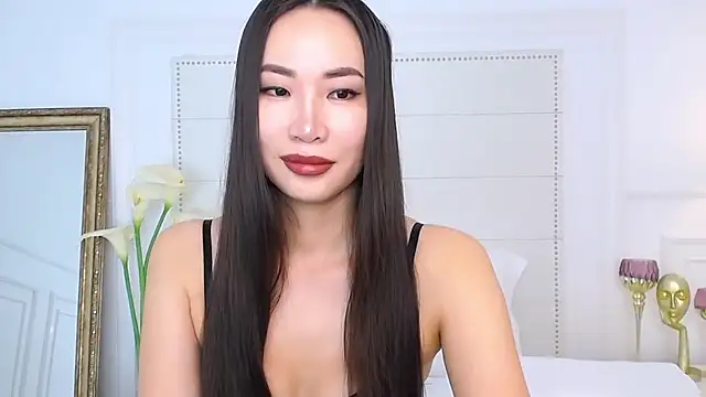 NaomiYuu online show from 12-11-24, 01:58