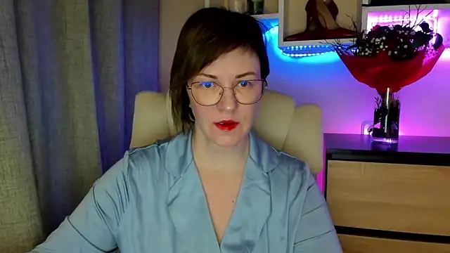 Snapshot of feliziaDesire chatting on 02-18-26, 04:30 feliziaDesire online show from 02-18-26, 04:30