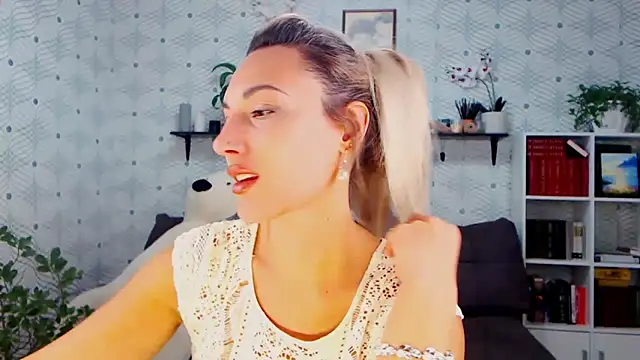 Snapshot of MillaXQueen chatting on 10-15-25, 02:06 MillaXQueen online show from 10-15-25, 02:06