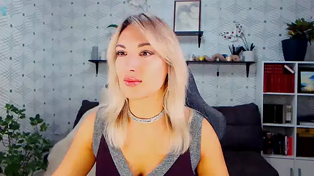 Snapshot of MillaXQueen chatting on 11-04-25, 01:54 MillaXQueen online show from 11-04-25, 01:54