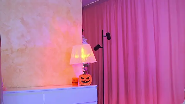 Snapshot of ArtTeasee chatting on 11-06-25, 09:32 ArtTeasee online show from 11-06-25, 09:32