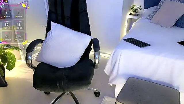 missmiamore online show from 10-20-25, 01:33