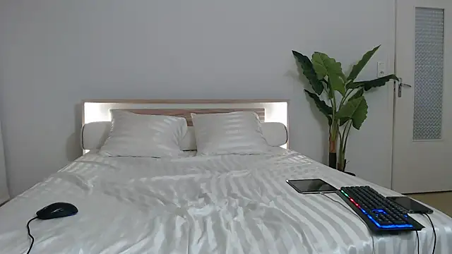 Crystal-dreamt online show from 03-11-25, 10:51