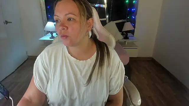 Snapshot of victoria_rosse520 chatting on 02-25-25, 08:30 victoria rosse520 online show from 02-25-25, 08:30