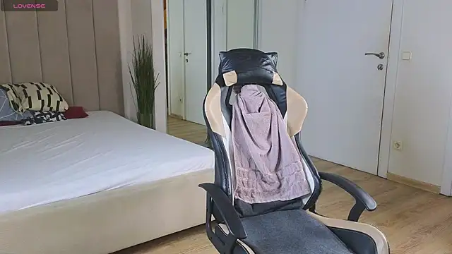 Snapshot of more__than__love chatting on 09-23-25, 05:43 more than love online show from 09-23-25, 05:43