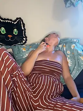 SkyelarSommer online show from 10-16-25, 04:52