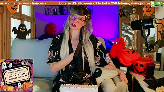 Snapshot of Kittychatte chatting on 10-19-25, 10:05 Kittychatte online show from 10-19-25, 10:05