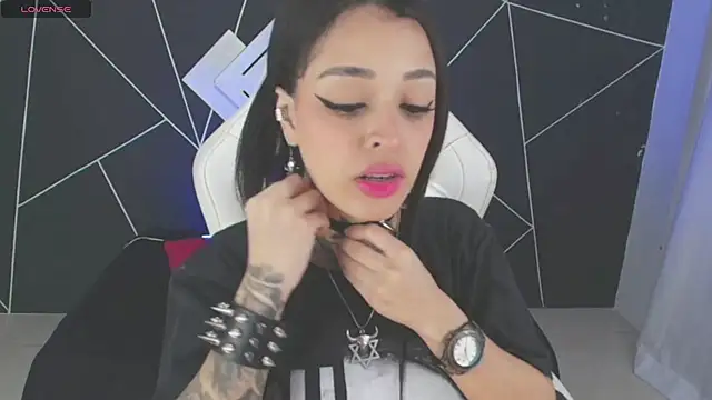 Snapshot of farichell chatting on 11-06-25, 09:05 farichell online show from 11-06-25, 09:05