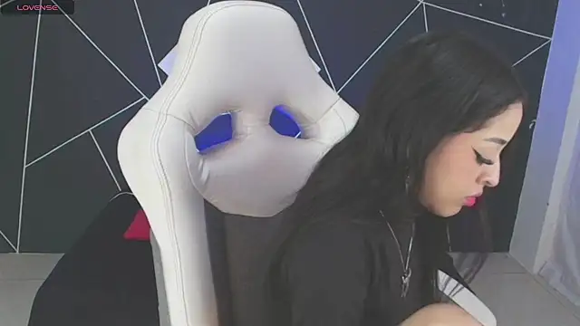 Snapshot of farichell chatting on 11-08-25, 02:28 farichell online show from 11-08-25, 02:28