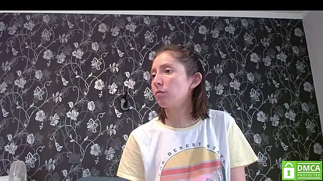 Snapshot of Sophi_Cute chatting on 07-26-26, 08:10 Sophi Cute online show from 07-26-26, 08:10