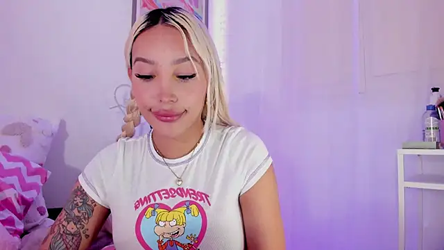 Snapshot of _viioletweekend_ chatting on 03-03-25, 05:29 viioletweekend online show from 03-03-25, 05:29