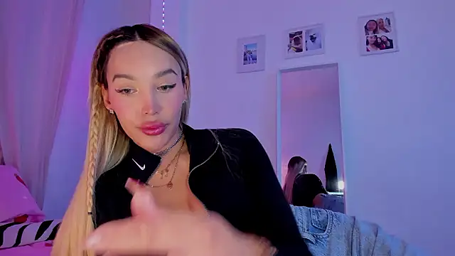 Snapshot of _viioletweekend_ chatting on 01-10-26, 07:26 viioletweekend online show from 01-10-26, 07:26