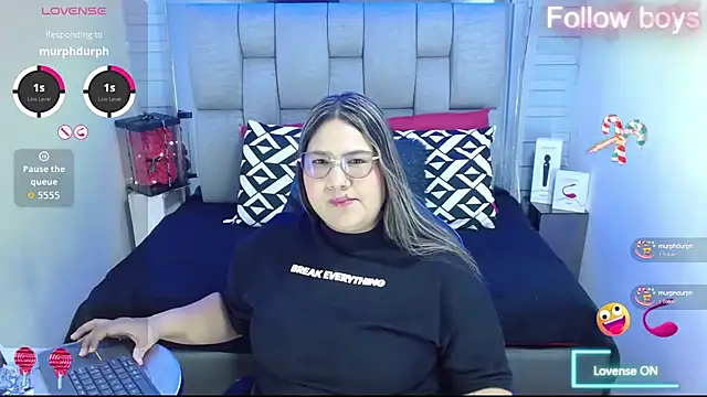 Snapshot of evelin_zaens chatting on 10-12-25, 04:22 evelin zaens online show from 10-12-25, 04:22