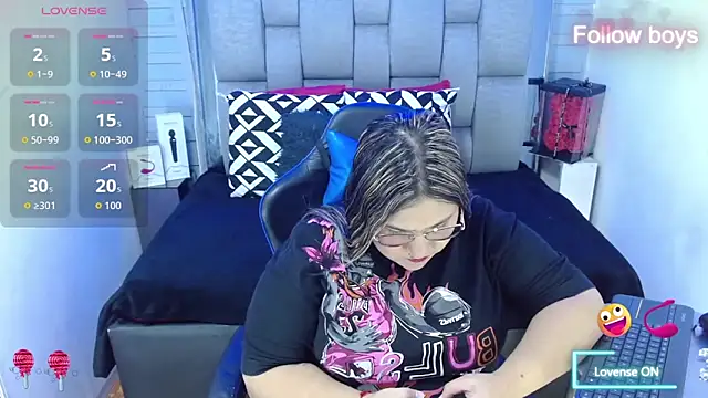 Snapshot of evelin_zaens chatting on 10-17-25, 04:26 evelin zaens online show from 10-17-25, 04:26