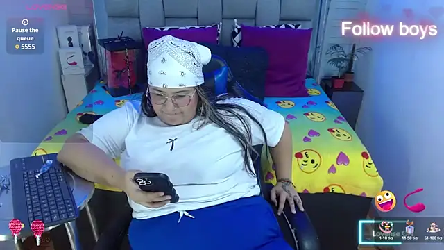 Snapshot of evelin_zaens chatting on 10-26-25, 04:35 evelin zaens online show from 10-26-25, 04:35