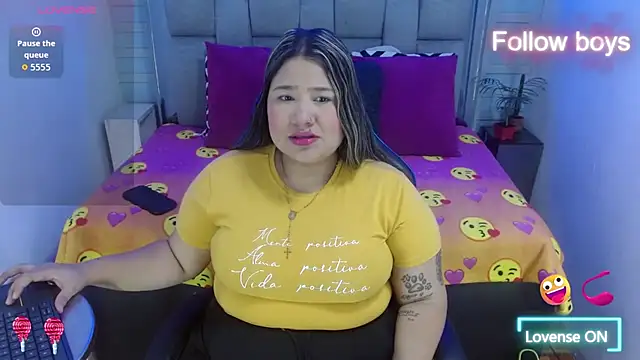 Snapshot of evelin_zaens chatting on 10-30-25, 04:14 evelin zaens online show from 10-30-25, 04:14