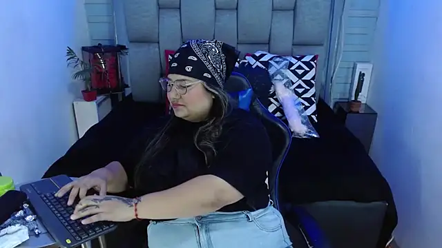 Snapshot of evelin_zaens chatting on 11-10-25, 06:45 evelin zaens online show from 11-10-25, 06:45