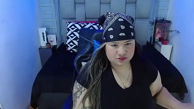 Snapshot of evelin_zaens chatting on 11-11-25, 04:12 evelin zaens online show from 11-11-25, 04:12